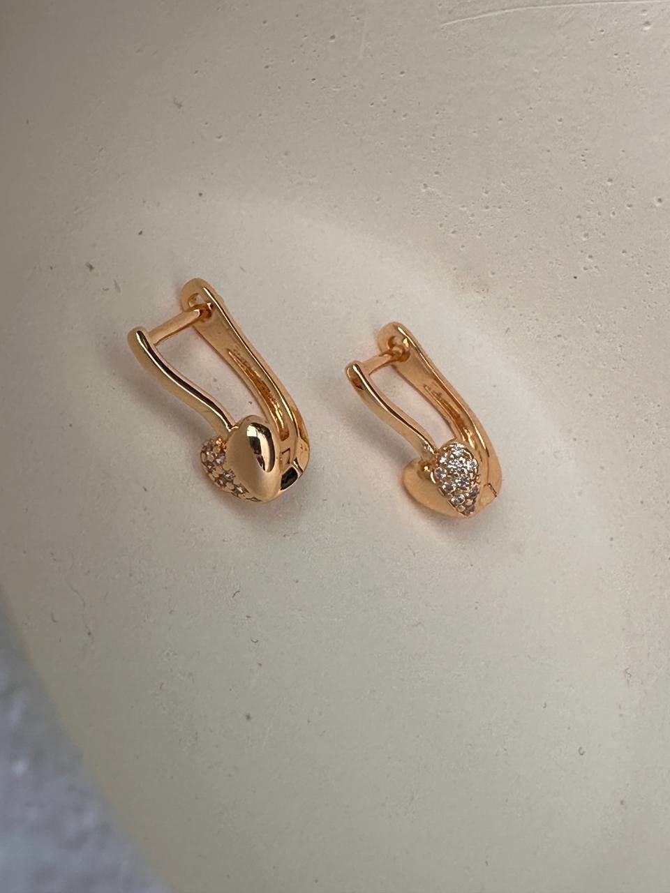 Vip Çelik Gold Renk Zirkon Taş Kalp Figürlü Oval Halka Küpe Genişlik 1 cm. Uzunluk 1,5 cm.