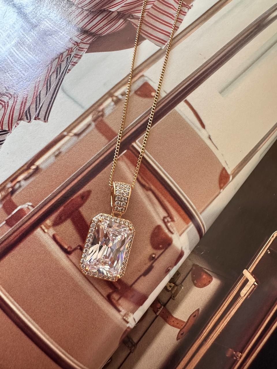 Vip Çelik Gold Renk Zirkon Baget Taş Sallantılı Antialerjik Kolye Uzunluk 45 cm. Uç Genişlik 1,5 cm. Uzunluk 3 cm.