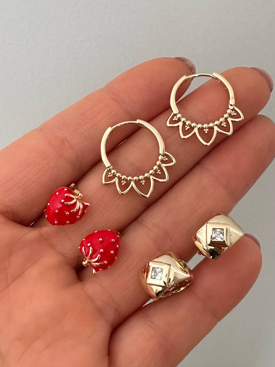 Vip Çelik Gold Renk Çilek Figürlü Halka Küpe Genişlik 1,3 cm.