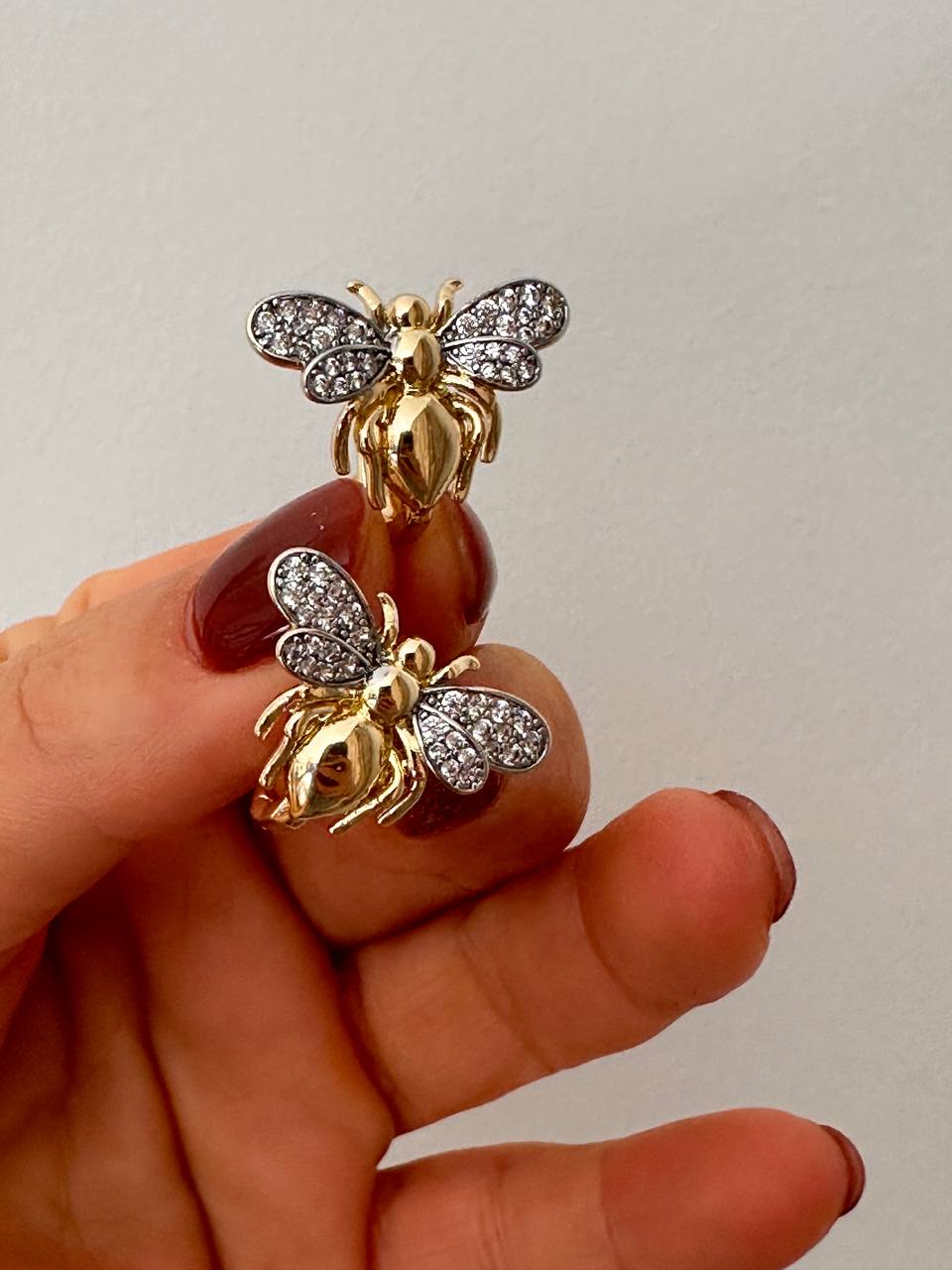 Vip Seri Gold Renk Zirkon Taşlı Arı Figürlü Rodyum Kaplama Oval Halka Küpe Genişlik 1,5 cm. Uzunluk 2,5 cm.