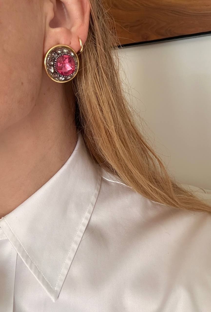 Gold Renk 925 K Gümüş Kaplama Zirkon ve Pembe Kristal Taşlı Tasarım Küpe En Boy 2,5 cm.