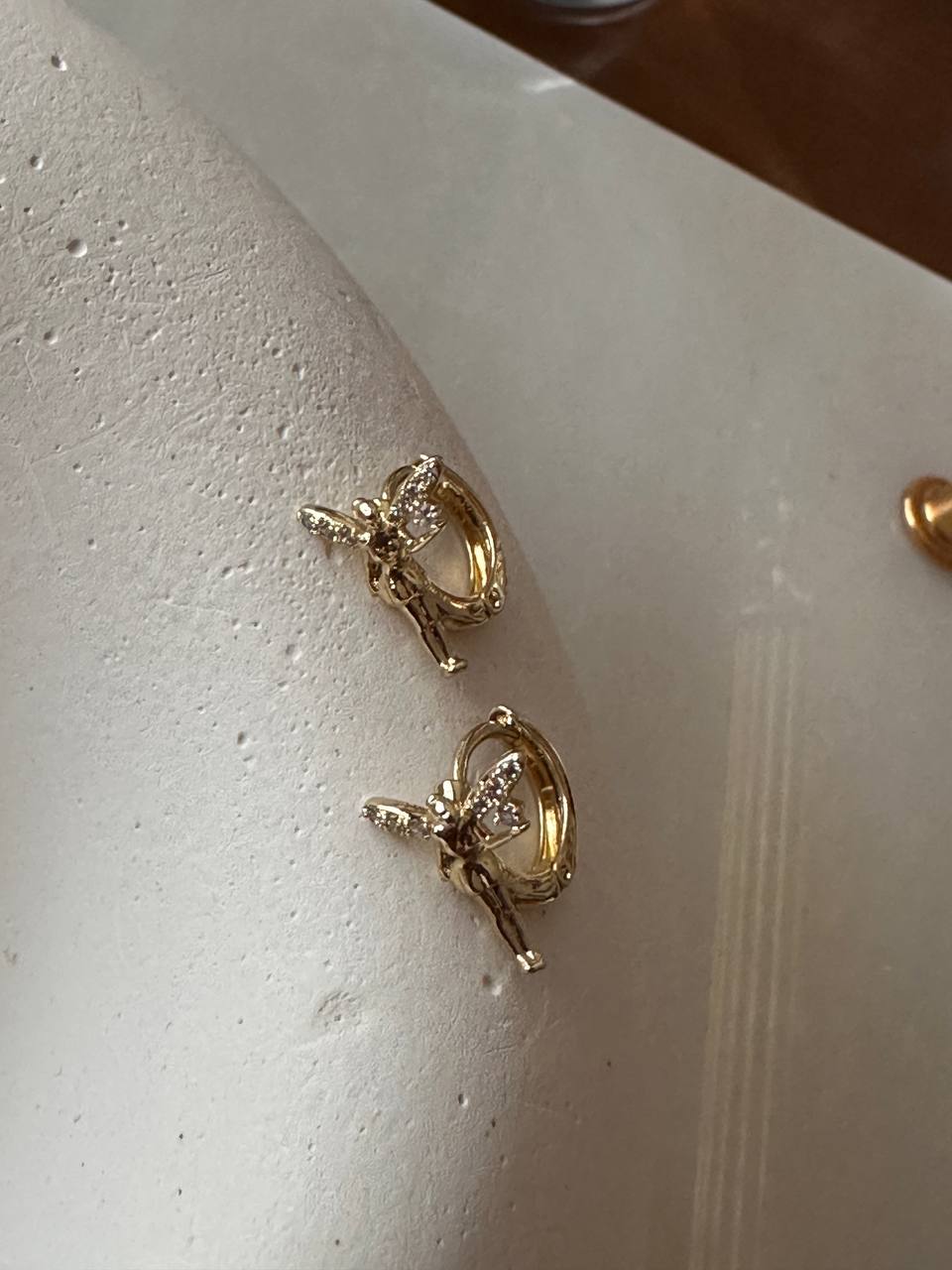 Vip Çelik Gold Renk Zirkon Taşlı Melek Figürlü Antialerjik Halka Küpe Genişlik 1 cm.