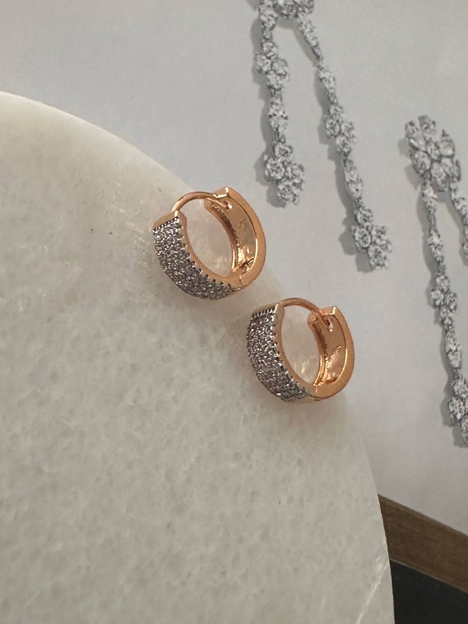Vip Çelik Gold Renk 4 Sıra Zirkon Taşlı Antialerjik Halka Küpe Genişlik 1 cm. Kalınlık 4 mm.