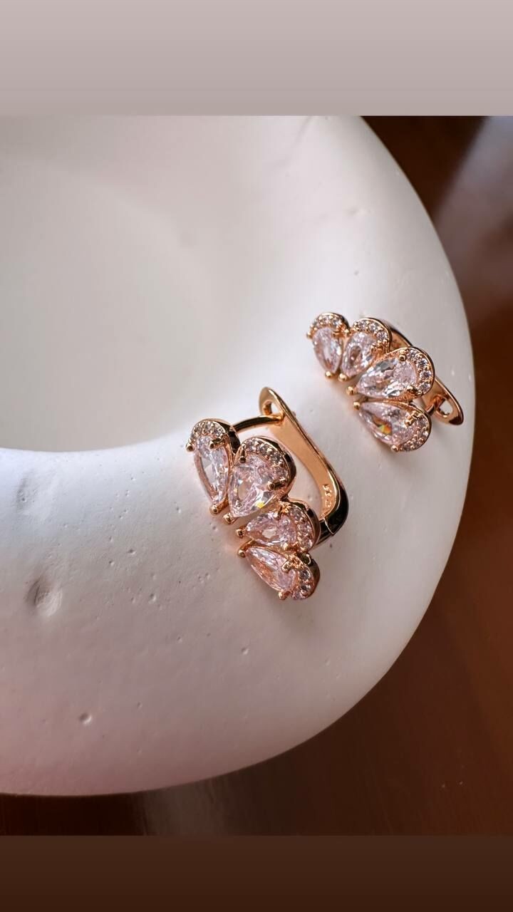 Vip Çelik Gold Renk Zirkon Taşlı Antialerjik Oval Halka Küpe Genişlik 1 cm. Uzunluk 1,5 cm.