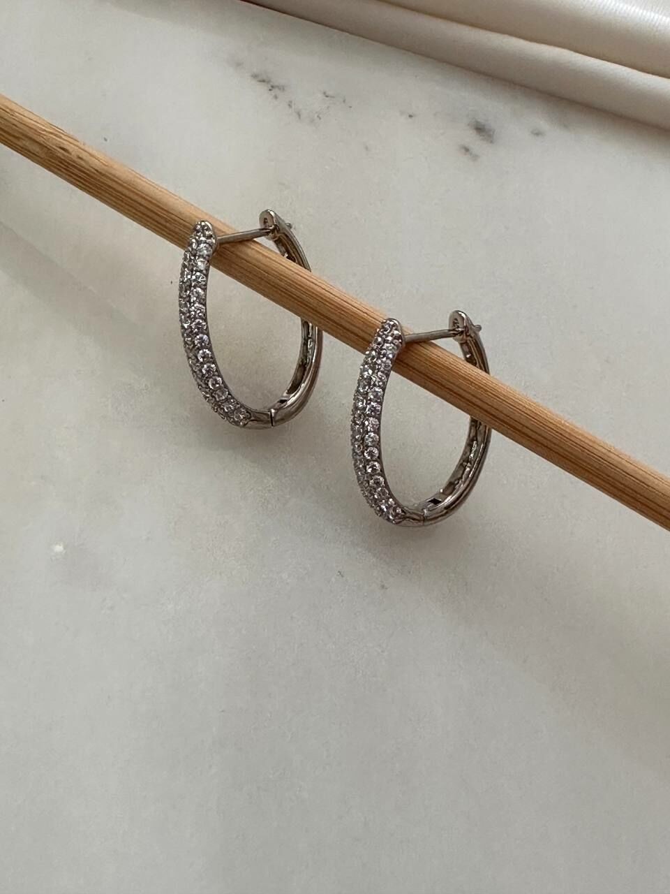 Vip Çelik Platin Renk Zirkon Taş Antialerjik Oval Halka Küpe Genişlik 1,5 cm. Uzunluk 2 cm.