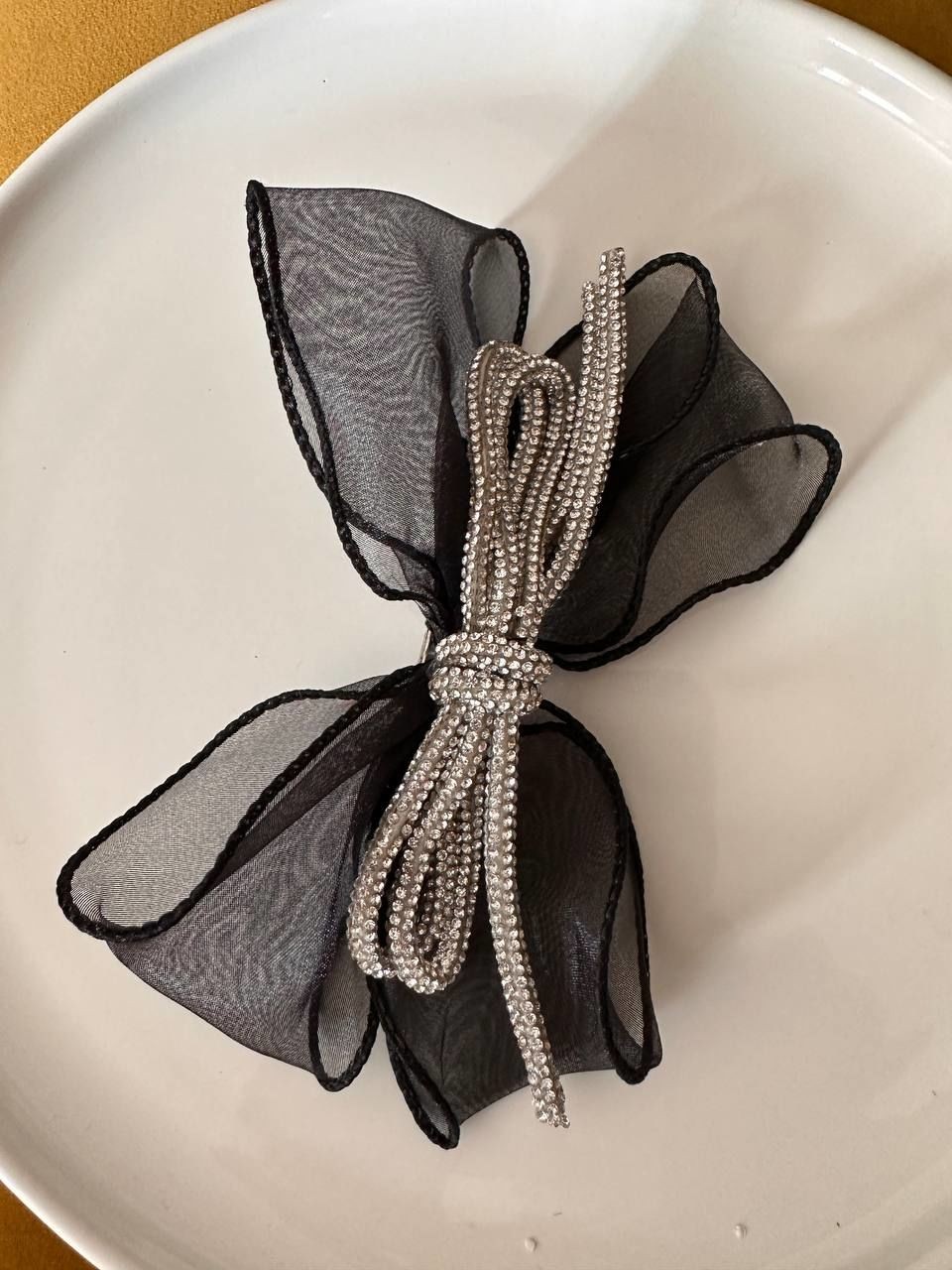 Siyah Tül Kristal Taşlı Fiyonk Figürlü Metal Klips Toka Uzunluk 18 cm. Genişlik 13 cm.