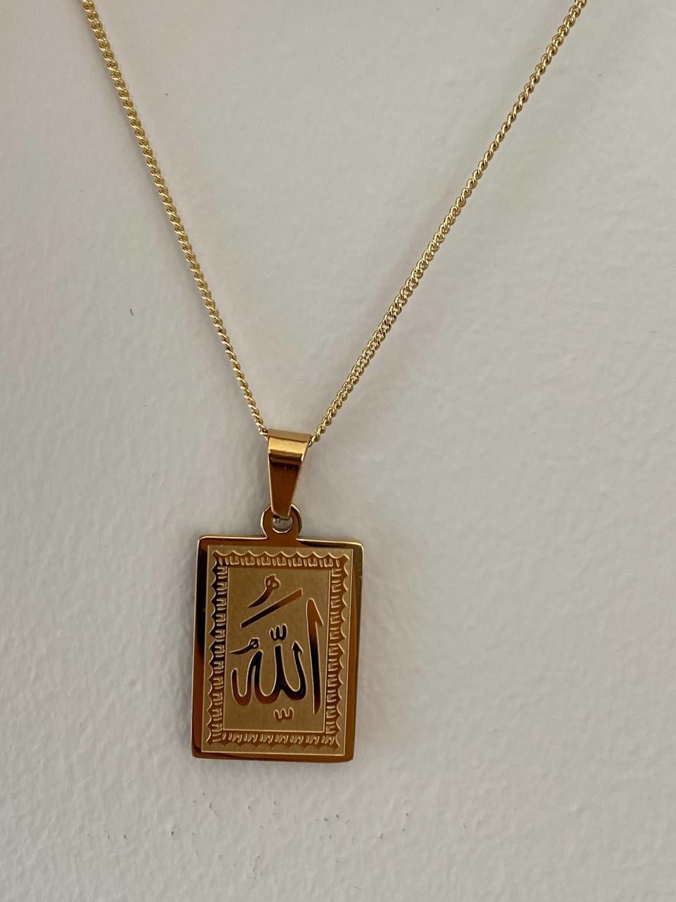 Vip Çelik 14 Ayar Altın Rengi ALLAH Yazılı Dikdörtgen Plaka Kolye Uzunluk 43 cm. Uç Uzunluk 2,5 cm.