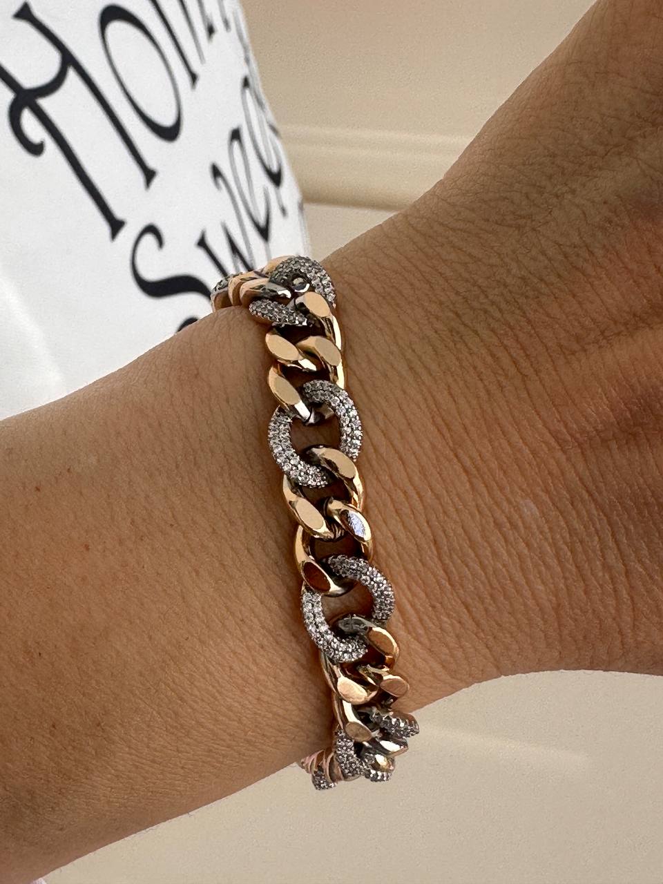 Vip Çelik Gold Renk Zirkon Taşlı Premium Seri Zincir Bileklik Uzunluk 17 cm. Ek Klipsle 19 cm. Kalınlık 1 cm.