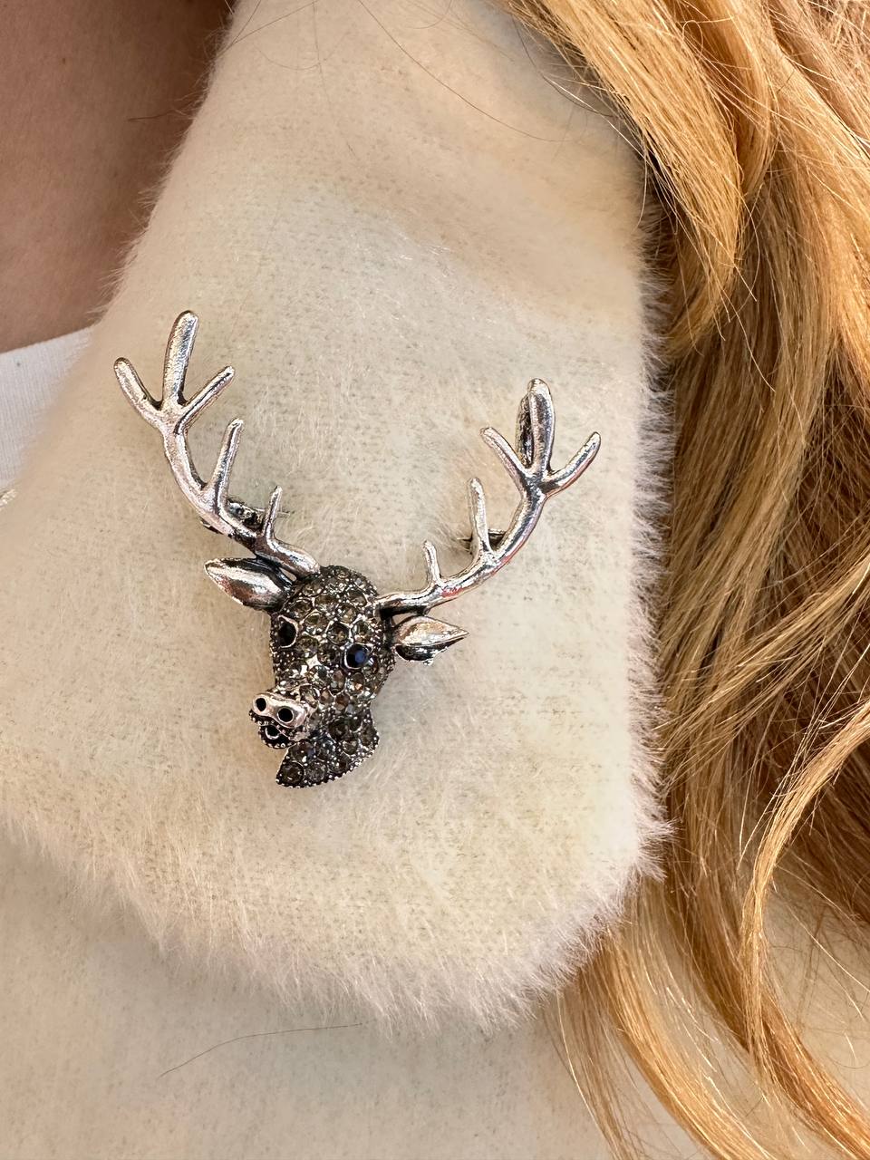 Metal Gümüş Renk Kristal Taşlı Geyik Kafası Tasarım Broş / Yaka İğnesi En Boy 5 cm.