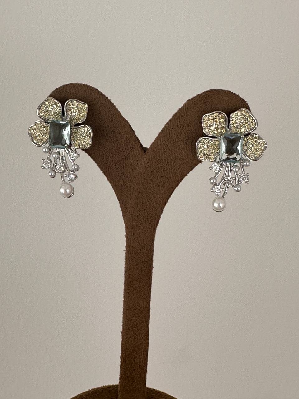 Vip Seri Gümüş Renk 925 K Gümüş Kaplama Zirkon Renkli Taşlı İnci Detaylı Çiçek Figürlü Küpe Genişlik 2 cm. Uzunluk 3 cm.