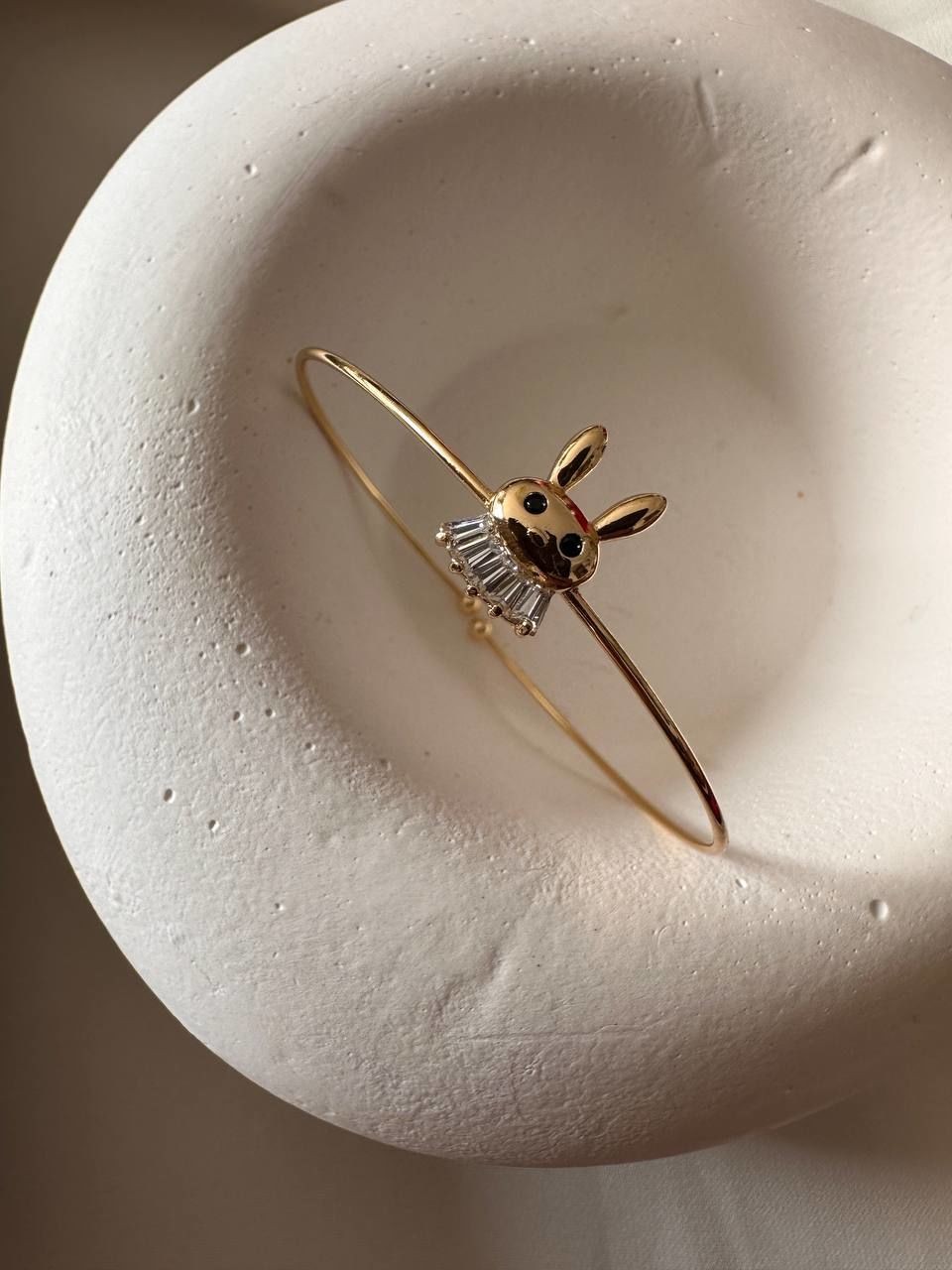 Vip Çelik 14 K Gold Renk Zirkon Taş Antialerjik Tavşan Figürlü İnce Kelepçe Bileklik Genişlik 6 cm.