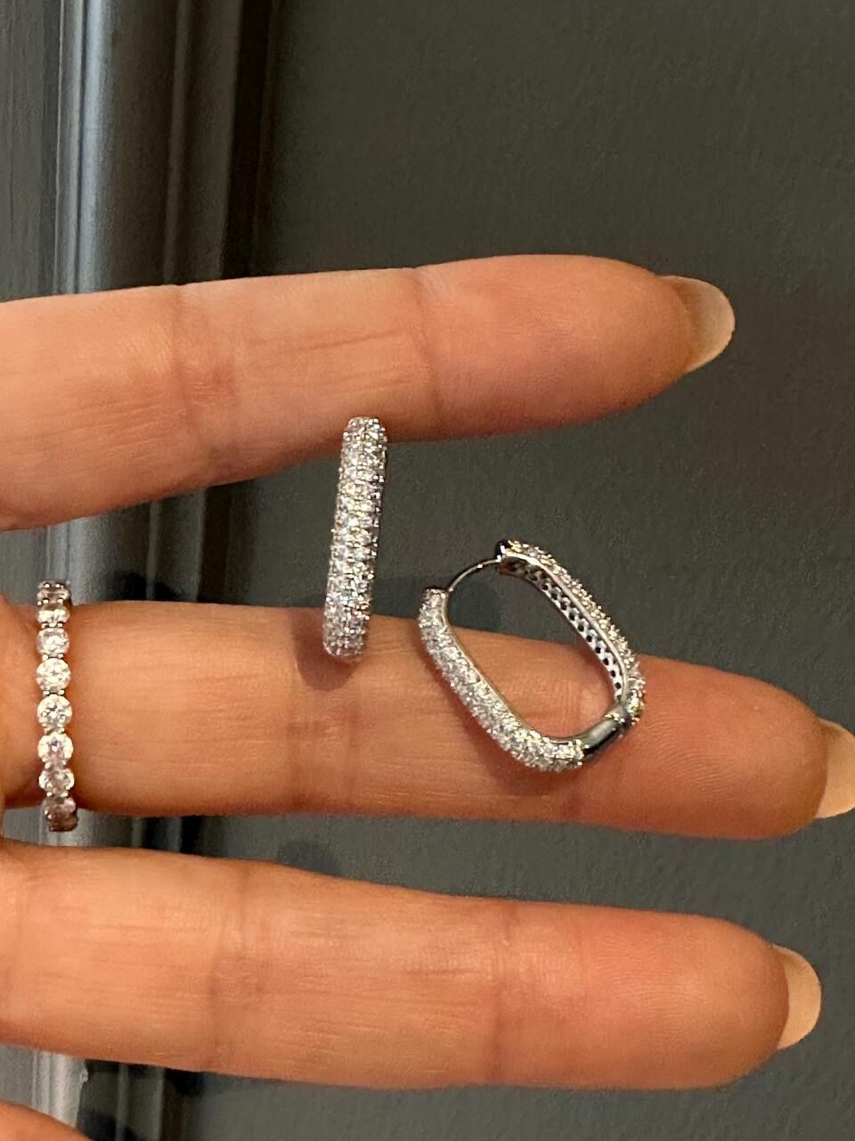 Vip Çelik Platin Renk Zirkon Taş Antialerjik Oval Halka Küpe Genişlik 1,5 cm. Uzunluk 2 cm.