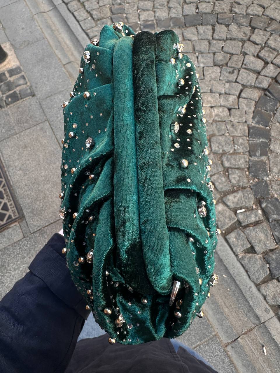Yeşil Kadife Kumaş Kristal Taşlı Uzun Askılı Vintage Çanta Genişlik 30 cm. Boy 16 cm.
