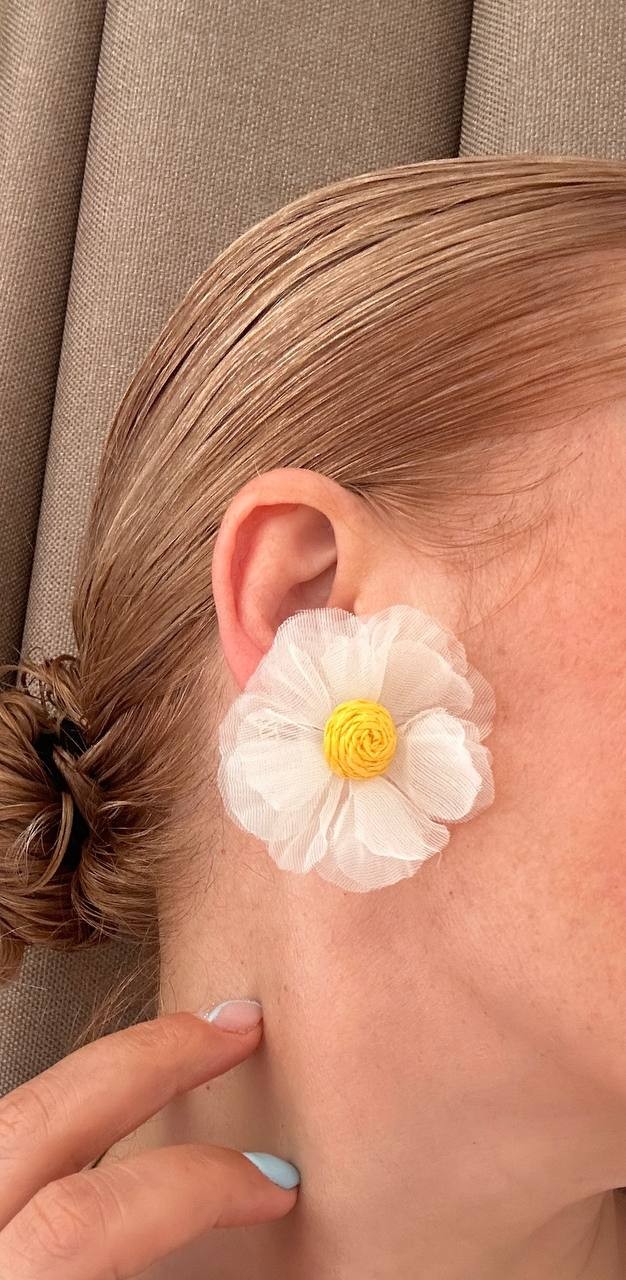 Gümüş Renk Rodyum Kaplama Beyaz Tüllü Papatya Küpe En Boy 5 cm.
