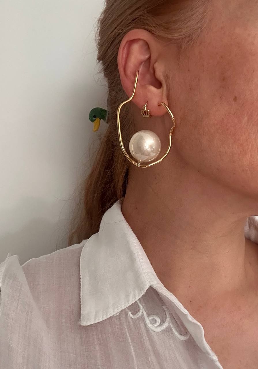 Vip Seri Gold Renk Rodyum Kaplama Büyük İnci Detaylı Özel Tasarım Küpe Genişlik 4 cm. Uzunluk 6,5 cm.