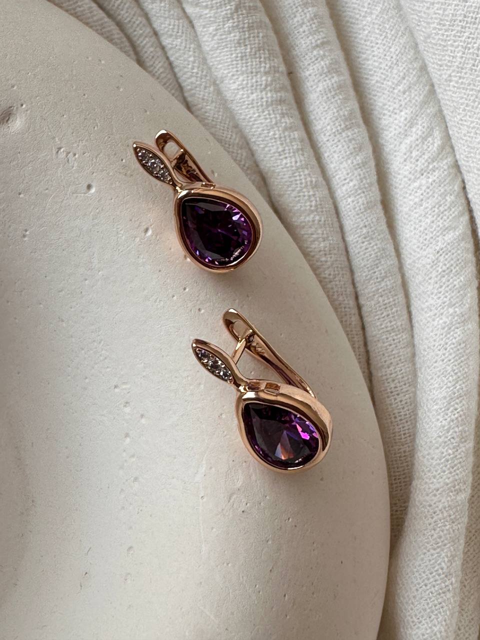 Vip Çelik Gold Renk Zirkon Beyaz ve Mor Taşlı Antialerjik Oval Halka Küpe Genişlik 1 cm.