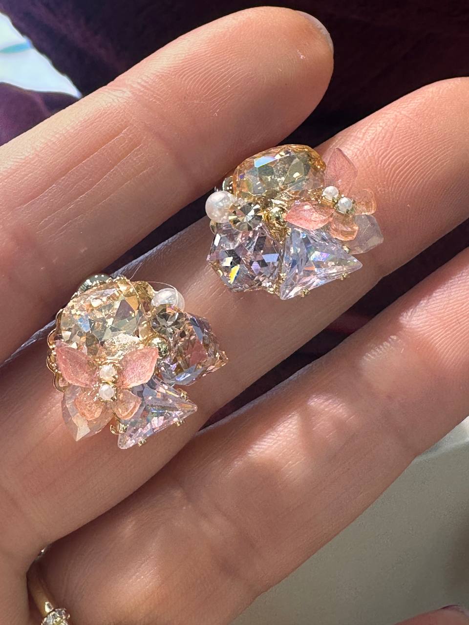 Vip Seri Gold Renk Kristal Renkli Taşlı Küpe En Boy 1,5 cm.