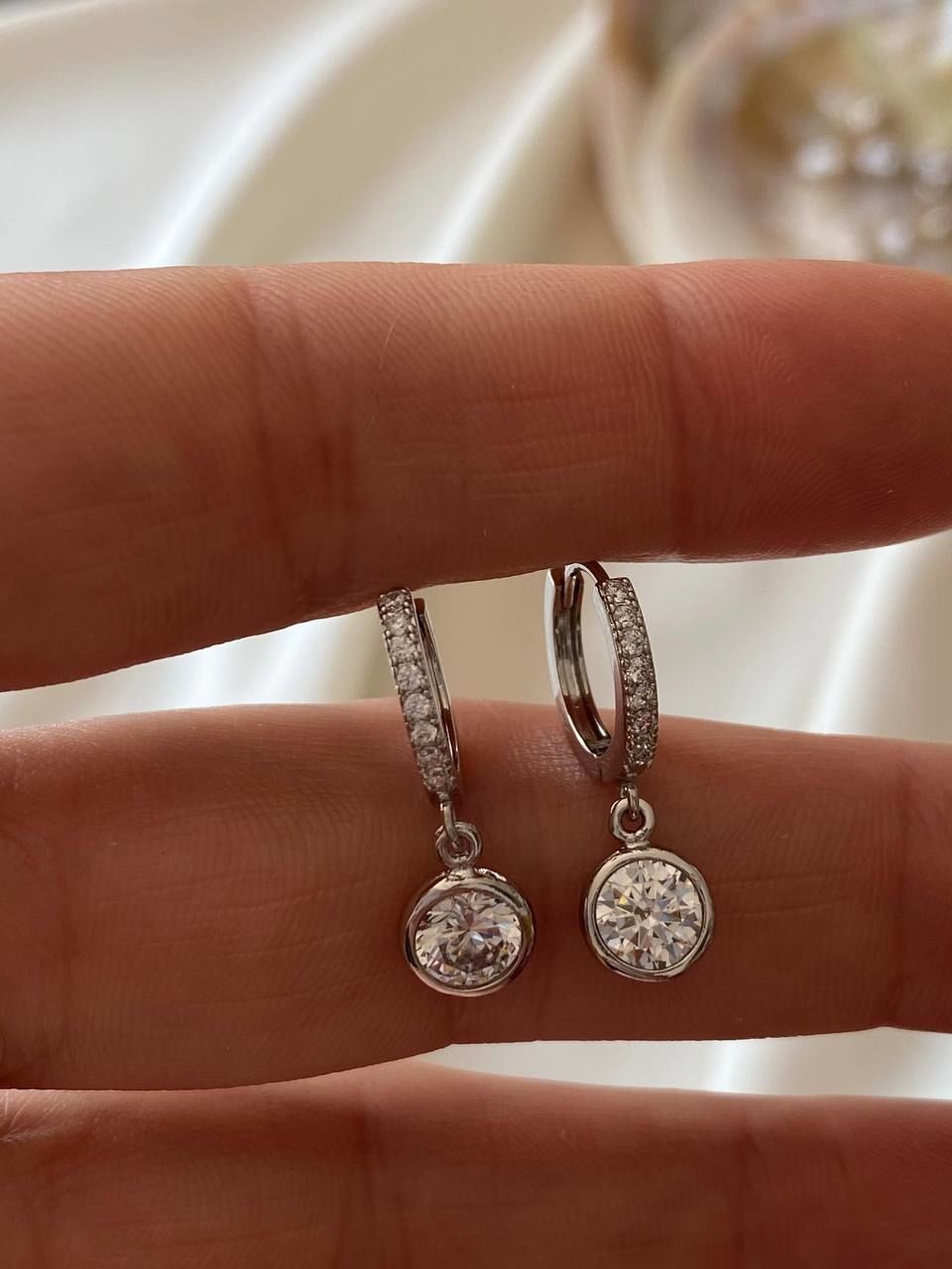 Vip Çelik Platin Renk Zirkon Taş Antialerjik Sallantılı Halka Küpe Genişlik 1 cm. Uzunluk 2 cm.
