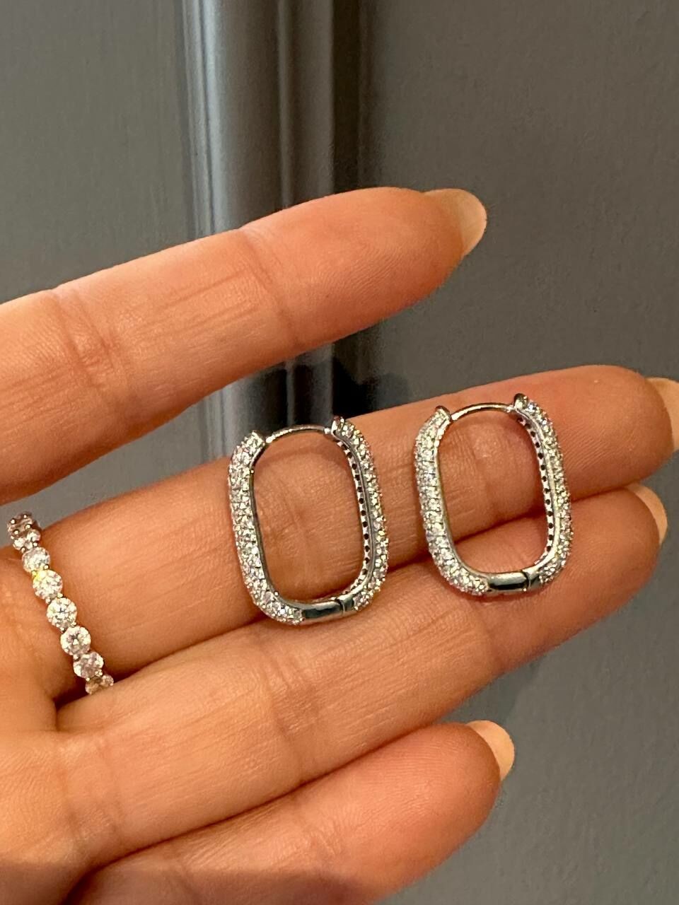 Vip Çelik Platin Renk Zirkon Taş Antialerjik Oval Halka Küpe Genişlik 1,5 cm. Uzunluk 2 cm.