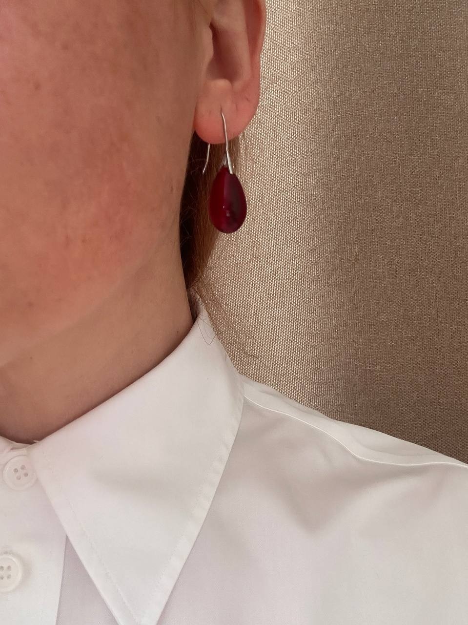 Vip Seri Gümüş Renk Rodyum Kaplama Kırmızı Boncuk Sallantılı Küpe Uzunluk 4 cm.