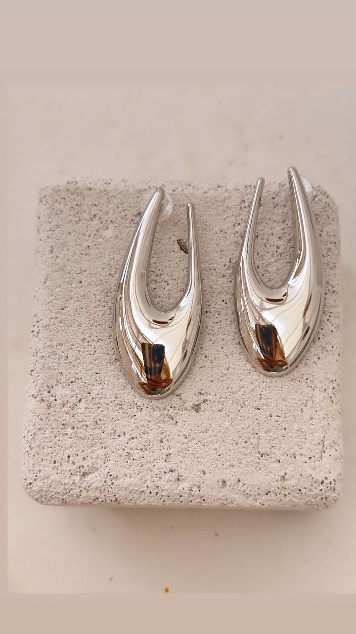 Gümüş Renk Rodyum Kaplama Uzun Sallantılı Küpe Genişlik 2,5 cm. Uzunluk 6,5 cm.