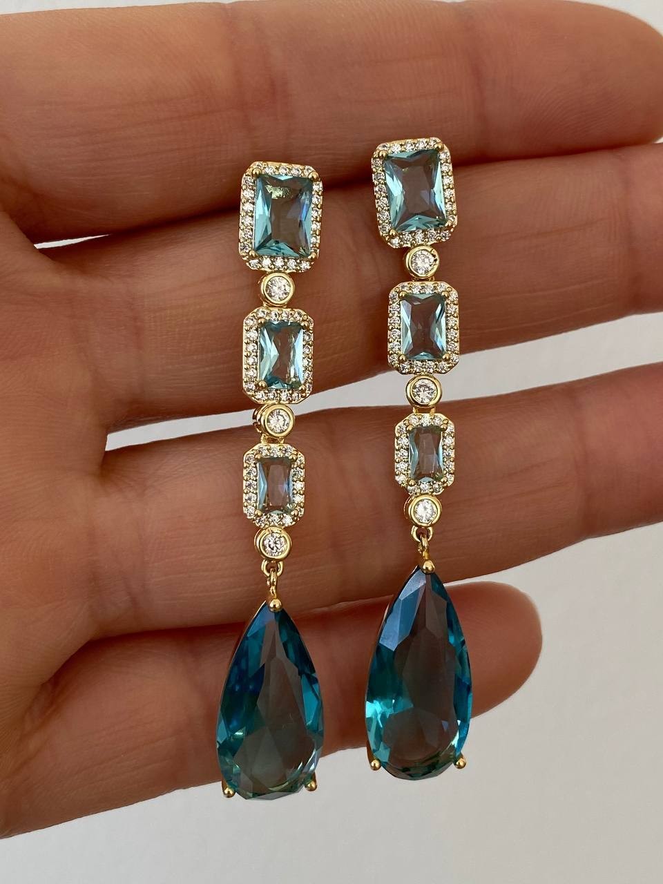 Vip Çelik Gold Renk Turkuaz Zirkon Taş Sallantılı Antialerjik Özel Seri Küpe Uzunluk 6 cm. Taş 1 cm.