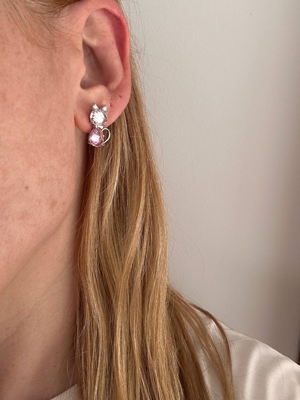 Vip Seri Gümüş Renk 925 K Gümüş Kaplama Zirkon Pembe ve Beyaz Taşlı Kedi Figürlü Küpe Uzunluk 2 cm.