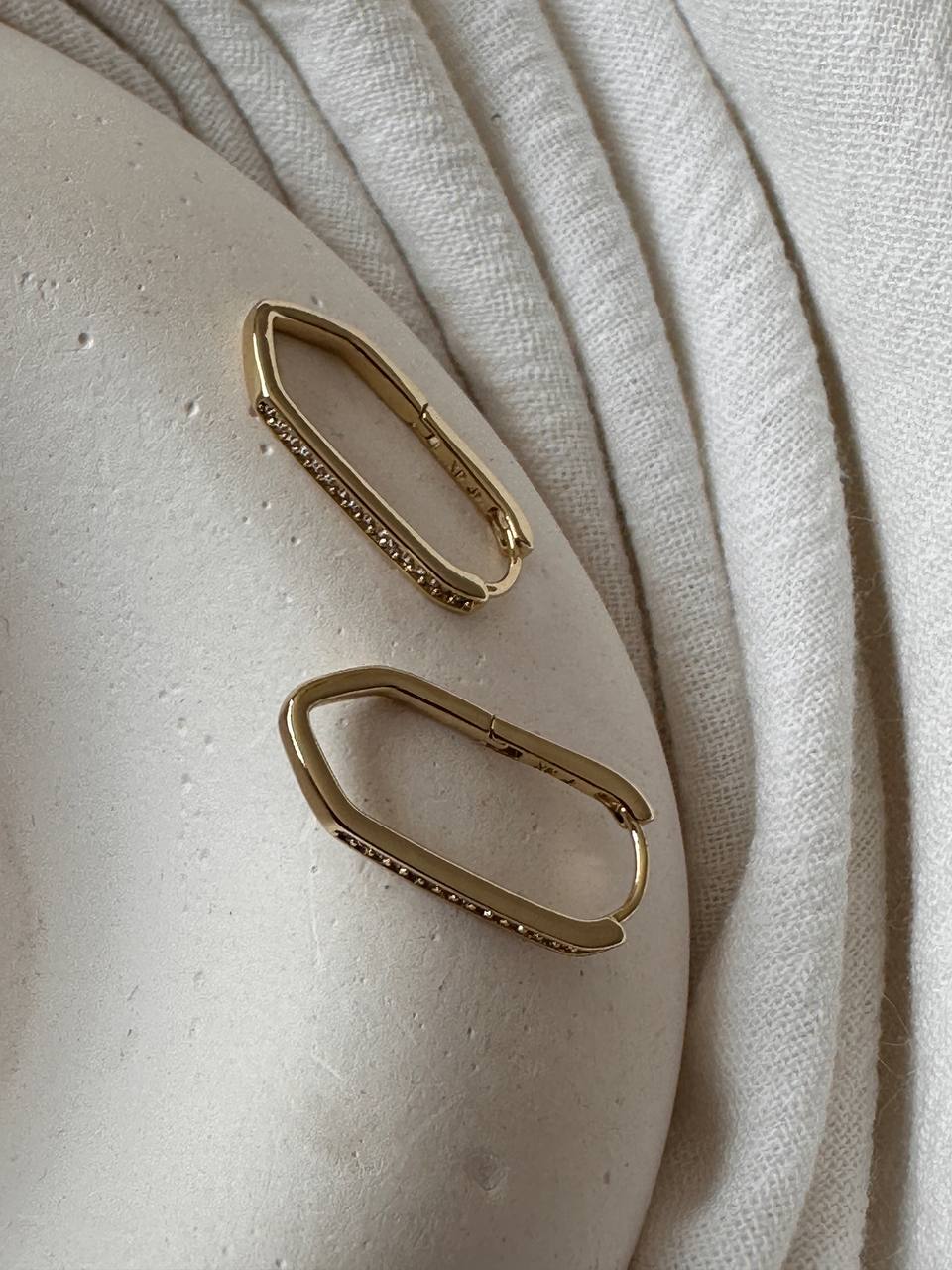 Vip Çelik Gold Renk Zirkon Taşlı Antialerjik Geometrik Halka Küpe Genişlik 1,2 cm. Uzunluk 2,5 cm.