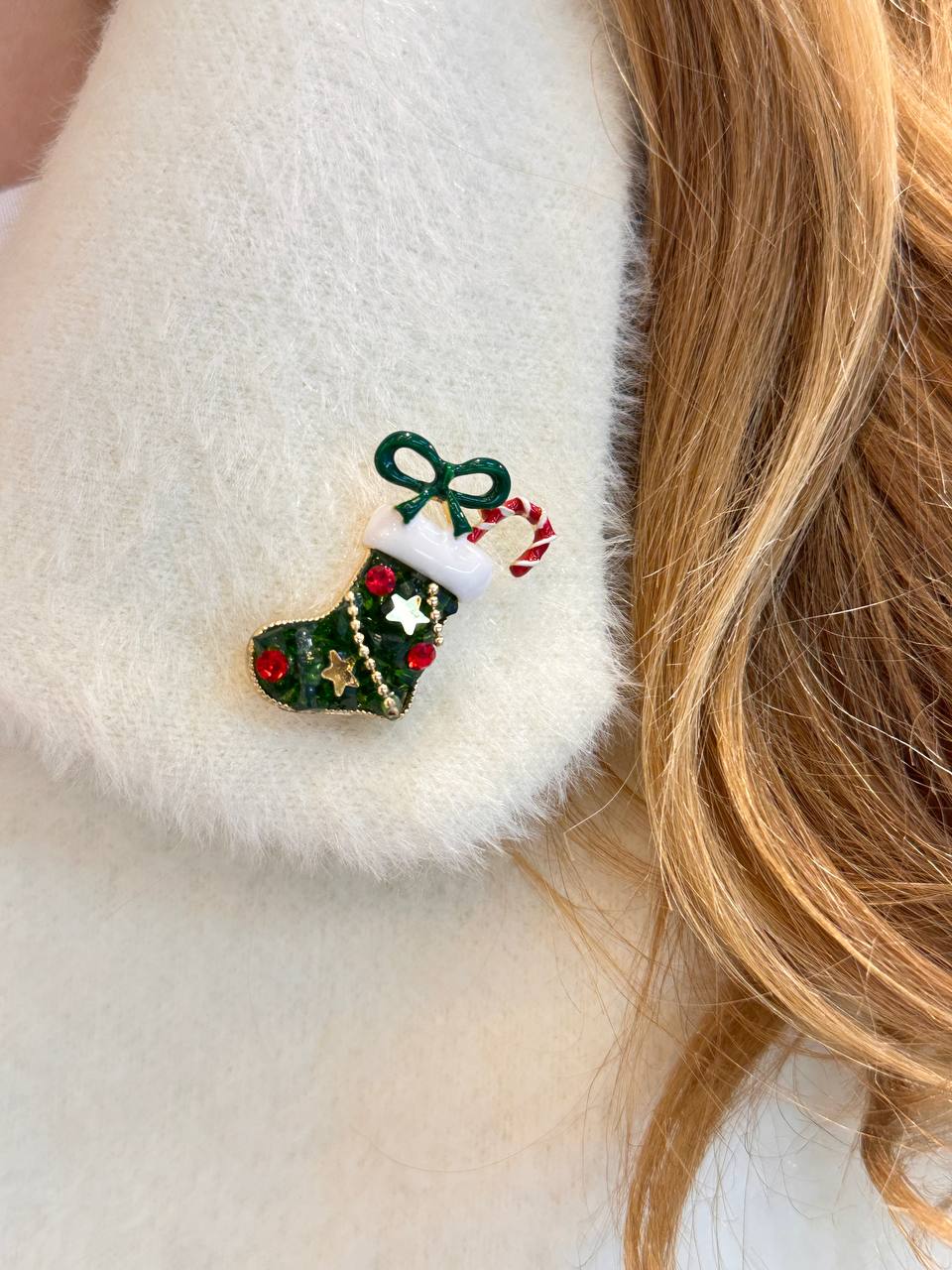 Metal Gold Renk Kristal Renkli Taşlı Yılbaşı Temalı Broş / Yaka İğnesi Uzunluk 3,5 cm.