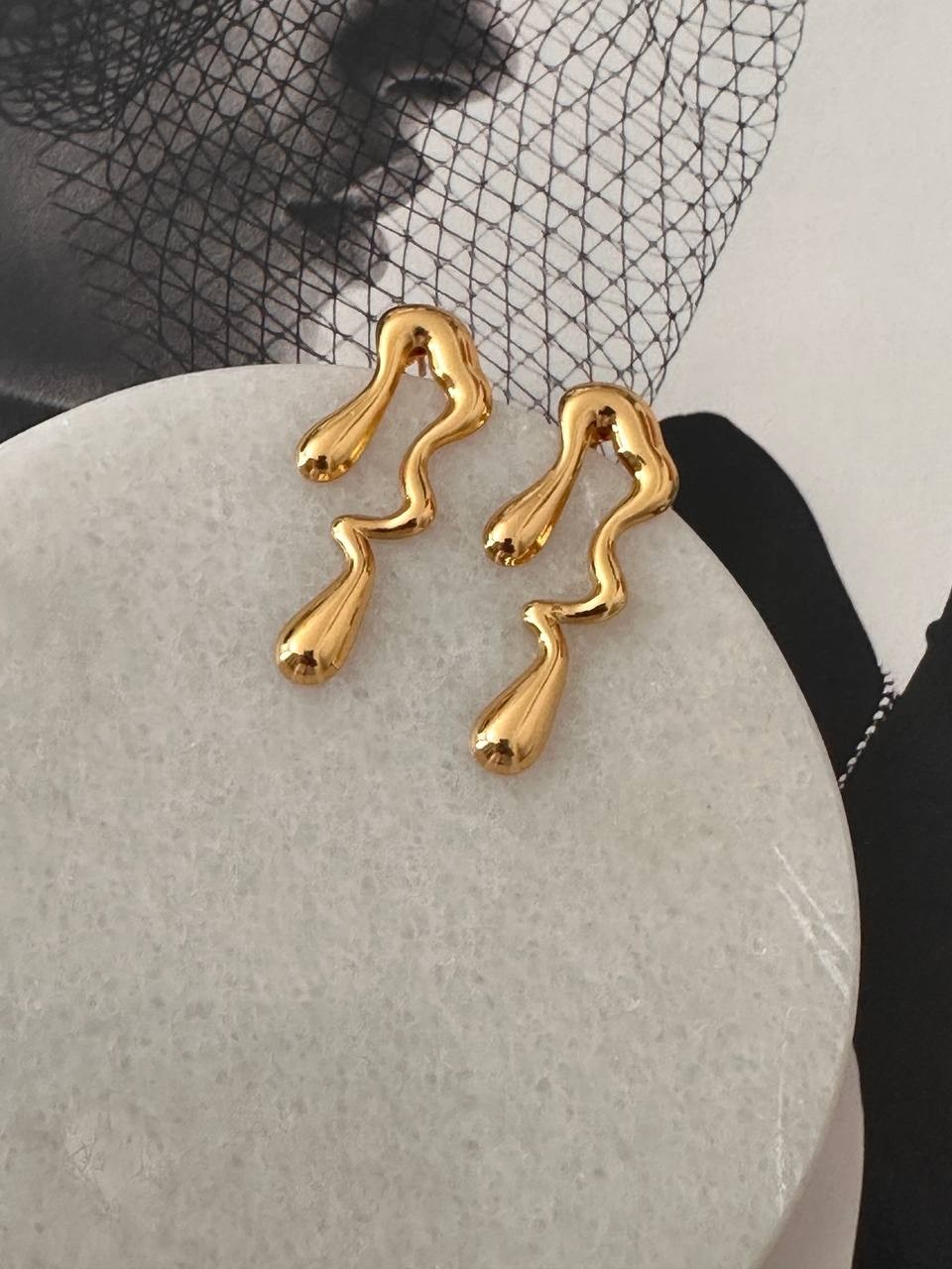 Vip Çelik Gold Renk Lazer Kesim Kıvrımlı Küpe Uzunluk 4 cm.