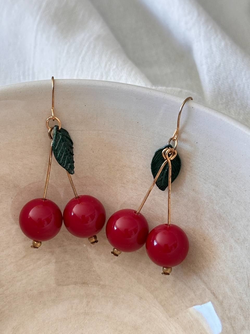 Gold Renk İkili Kırmızı Kiraz Sallantılı Küpe Uzunluk 6 cm.