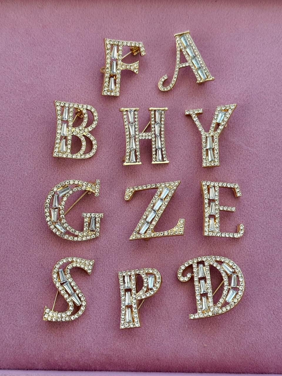 Gold Renk Kristal Taşlı Z Harfli Broş Genişlik Boy 2,5 cm.