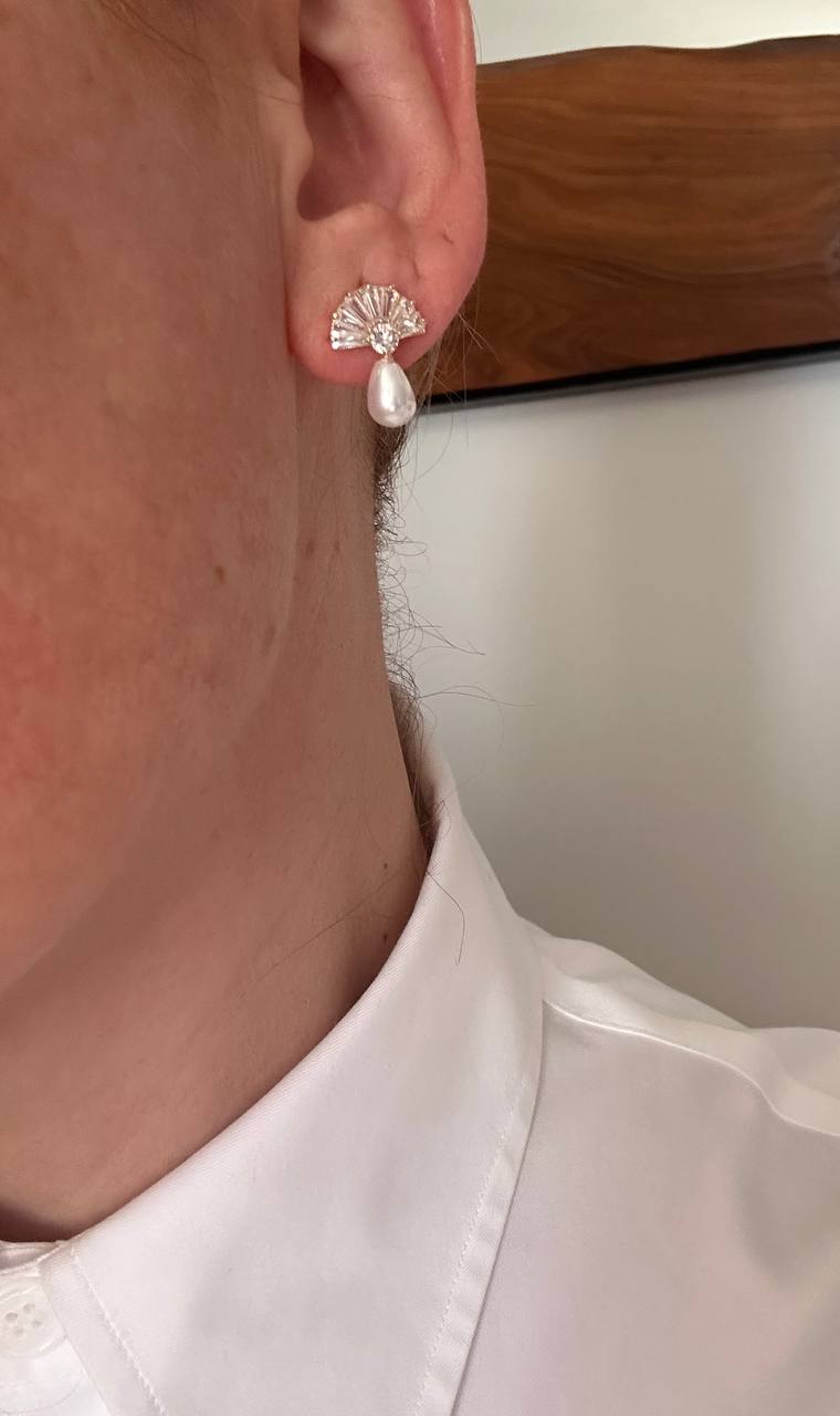 Vip Seri Gold Renk Zirkon Taşlı ve Damla İncili Rodyum Kaplama Küpe Genişlik 1,3 cm. Uzunluk 1,5 cm.