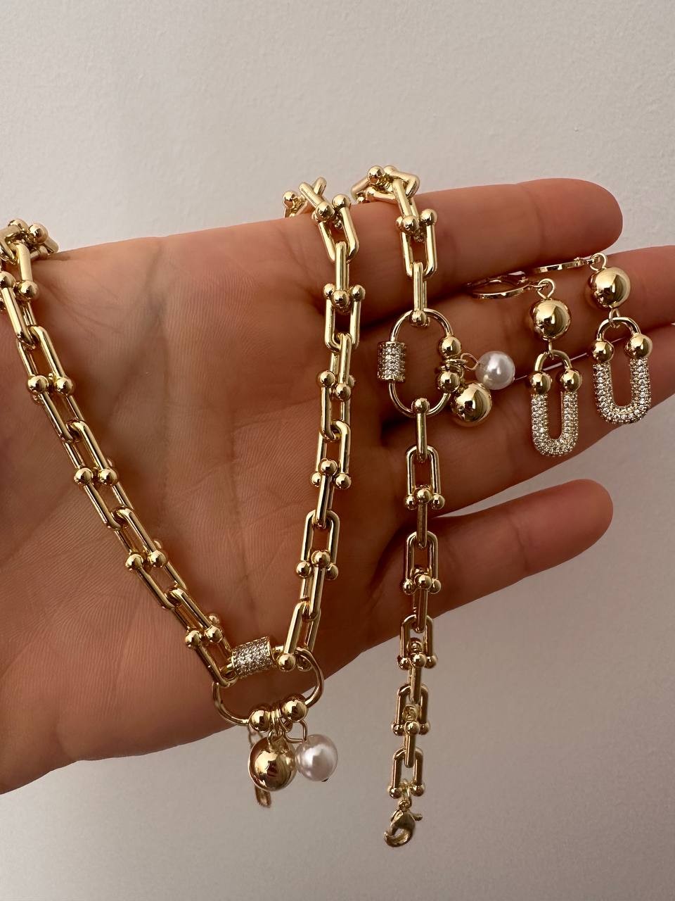 Vip Çelik Gold Renk Zirkon Taş İnci Detaylı Premium Seri Kolye, Küpe, Bileklik 3'lü Set Takım