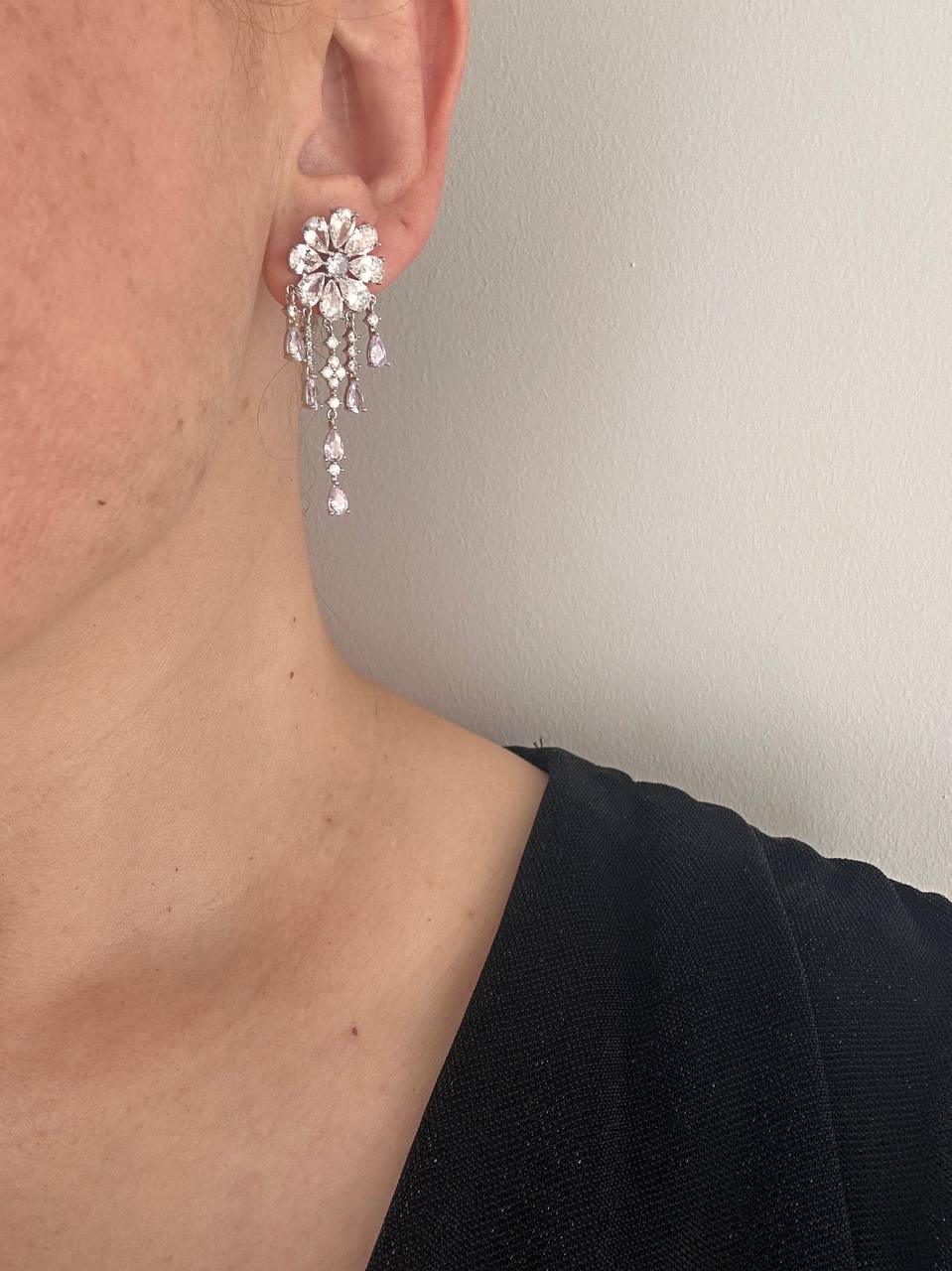 Vip Seri Gümüş Renk 925 K Gümüş Kaplama Zirkon Damla Taş Sallantılı Çiçek Figürlü Özel Tasarım Küpe Uzunluk 4 cm.