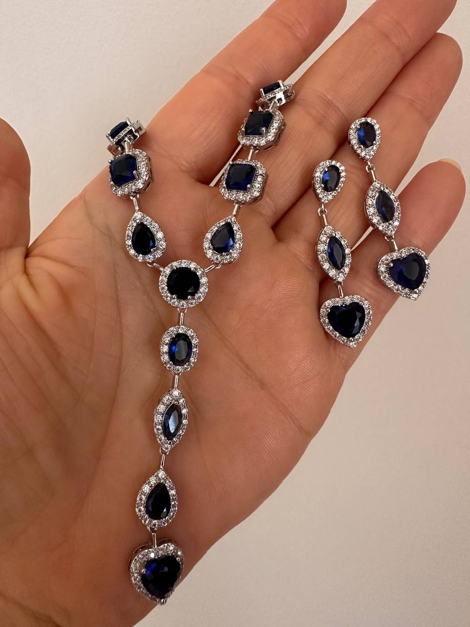 Vip Çelik Gümüş Renk Zirkon Beyaz ve Gece Mavisi Taşlı Premium Seri Antialerjik Kolye Küpe İkili Set Takım Kolye 42 cm. Küpe 4,5 cm.