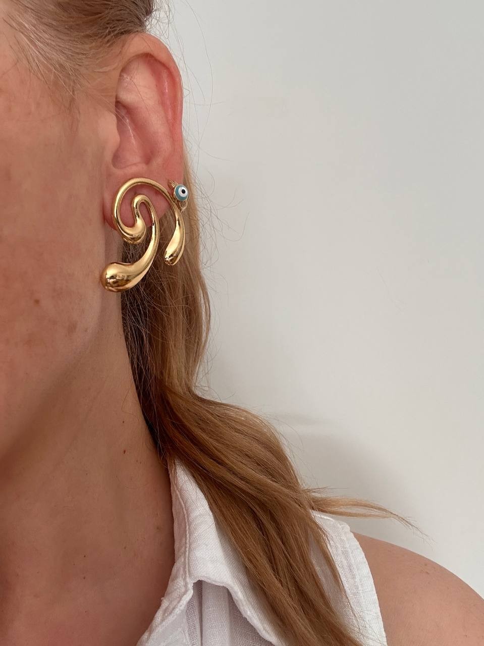 Vip Çelik Gold Renk Lazer Kesim Kıvrımlı Küpe Genişlik 3 cm. Uzunluk 4 cm.