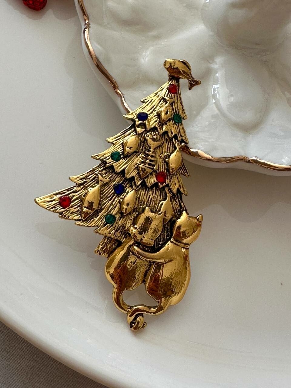 Gold Renk Kristal Renkli Taşlı Kedi Balık ve Çam Ağaç Tasarım Broş Genişlik 5 cm. Boy 8 cm.