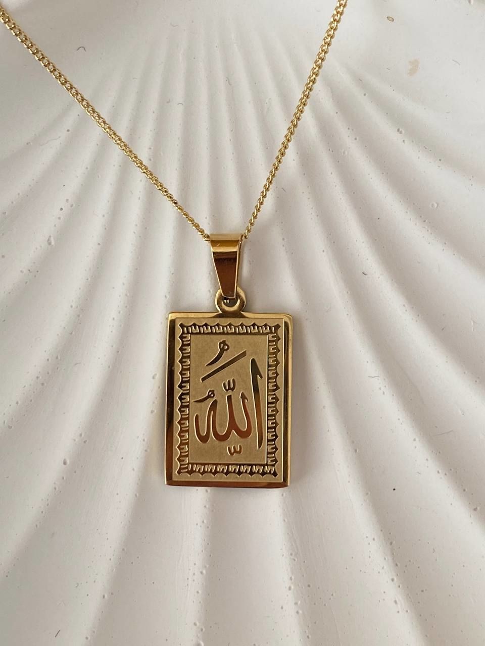 Vip Çelik 14 Ayar Altın Rengi ALLAH Yazılı Dikdörtgen Plaka Kolye Uzunluk 43 cm. Uç Uzunluk 2,5 cm.