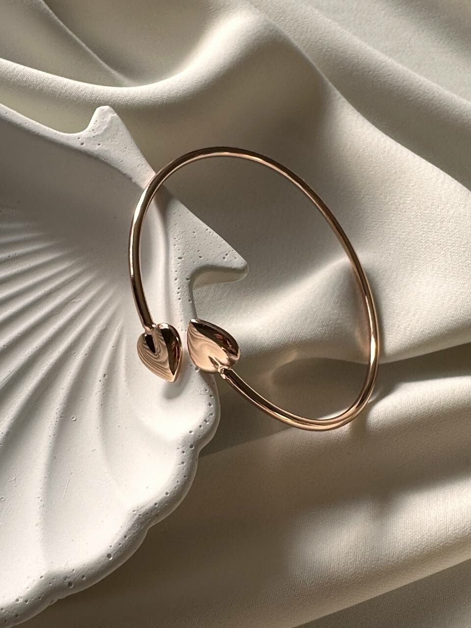 Vip Çelik Roze Gold Renk Kalp Figürlü Antialerjik Kelepçe Bileklik Genişlik 6 cm.