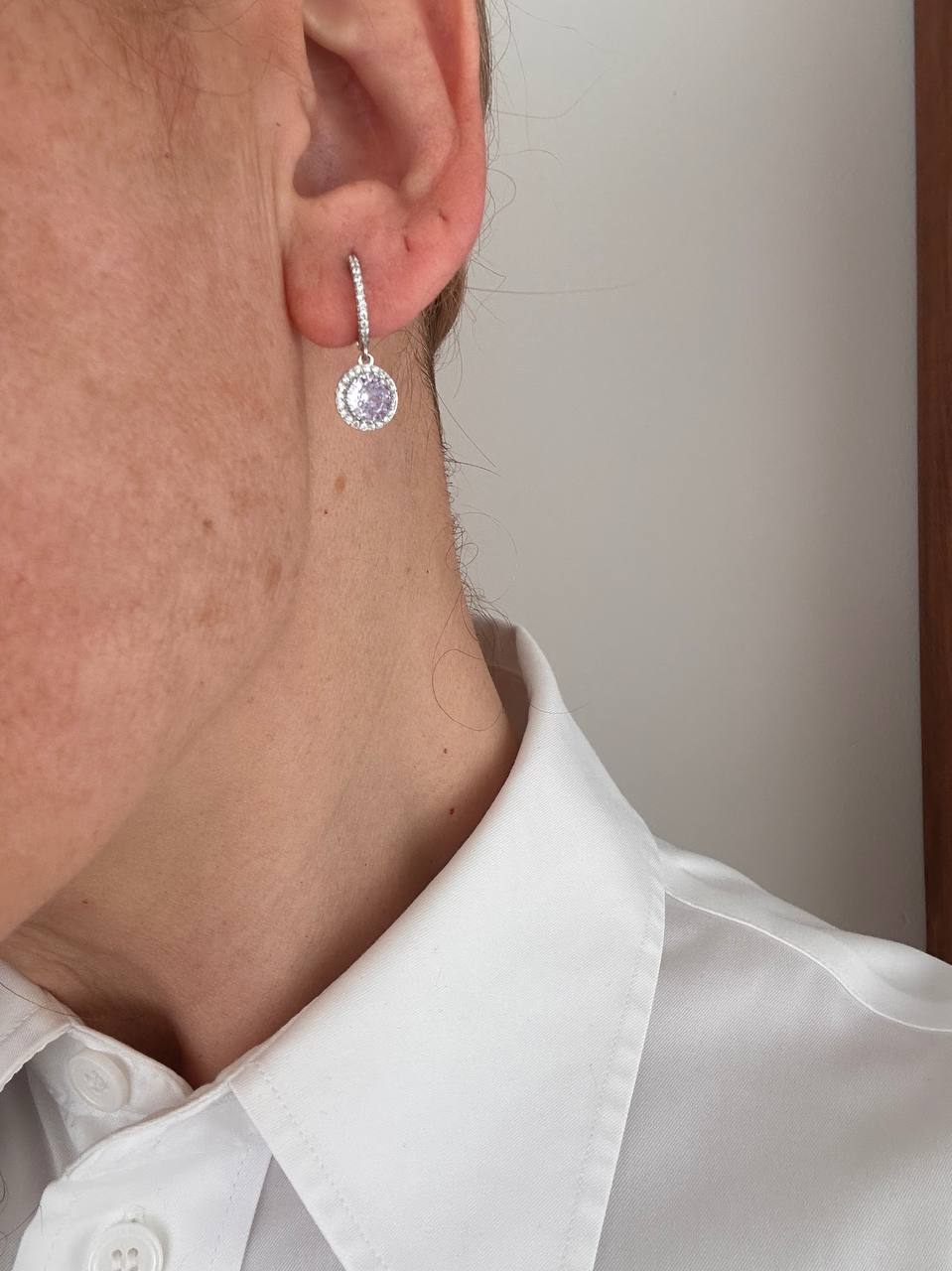 Vip Seri Gümüş Renk 925 K Gümüş Kaplama Zirkon Taşlı Halka Küpe Genişlik 1,2 cm. Uzunluk 2,2 cm.