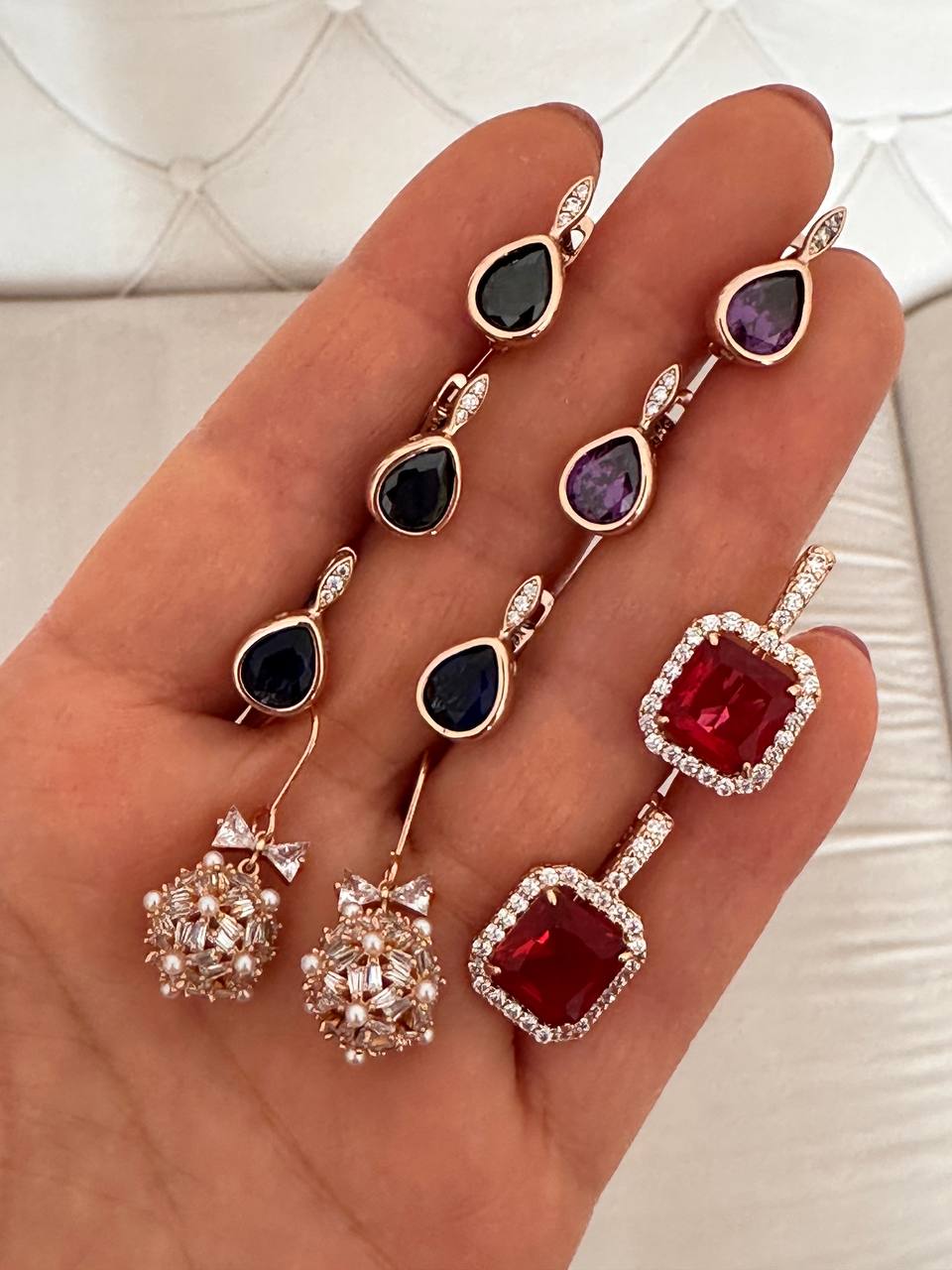 Vip Çelik Gold Renk Zirkon Beyaz ve Mor Taşlı Antialerjik Oval Halka Küpe Genişlik 1 cm.