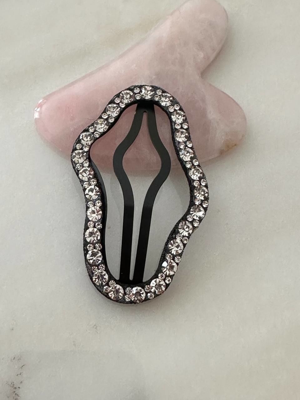 Siyah Metal Kristal Taşlı Çıt Çıt Yan Toka Uzunluk 7 cm. Genişlik 4 cm.
