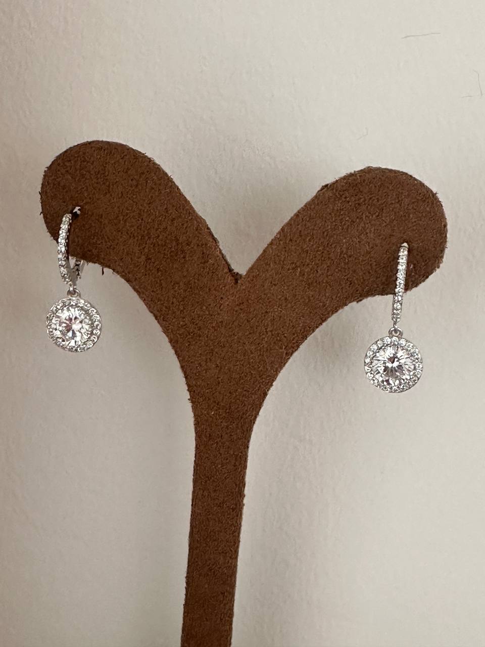 Vip Seri Gümüş Renk 925 K Gümüş Kaplama Zirkon Taşlı Halka Küpe Genişlik 1,2 cm. Uzunluk 2,2 cm.