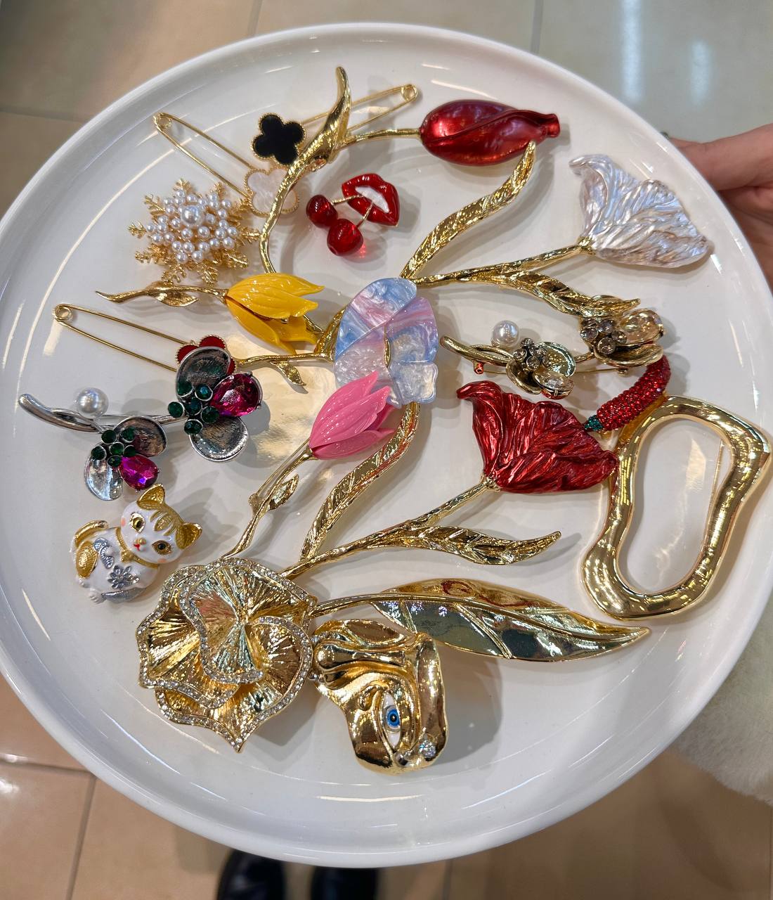 Metal Gold Renk Kristal Taşlı Yarım Yüz Figürlü Broş / Yaka İğnesi En Boy 4,5 cm.