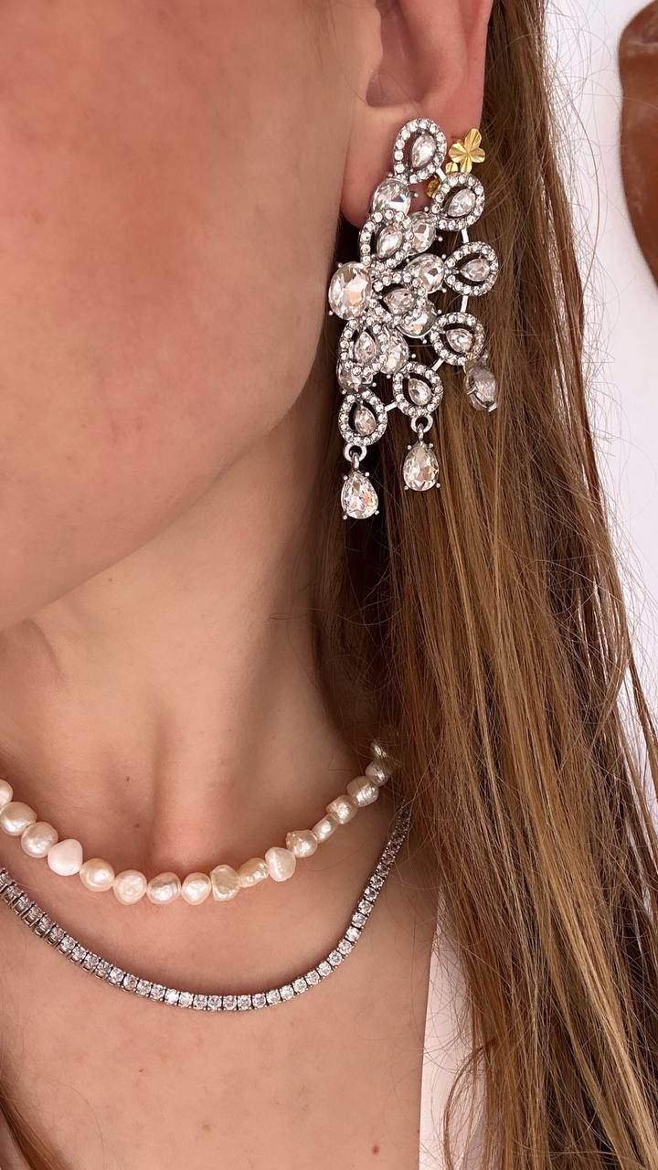 Gümüş Renk Rodyum Kaplama Kristal Taşlı Özel Tasarım Çiçek Figürlü Küpe Genişlik 3,5 cm. Uzunluk 7 cm.