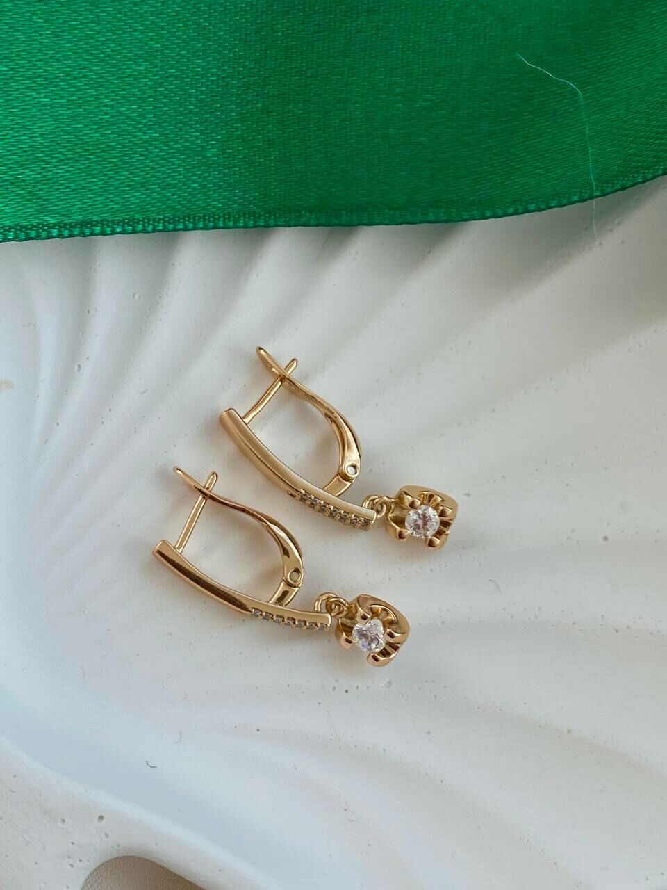 Vip Çelik Gold Renk Zirkon Taşlı Antialerjik Oval Halka Küpe Genişlik 1 cm. Uzunluk 2 cm.
