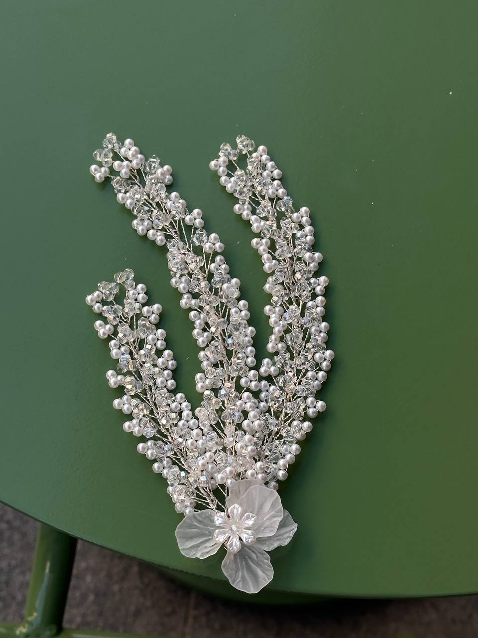 Gümüş Renk İnci ve Kristal Taşlı Saç Aksesuarı Genişlik 8 cm. Uzunluk 18 cm.