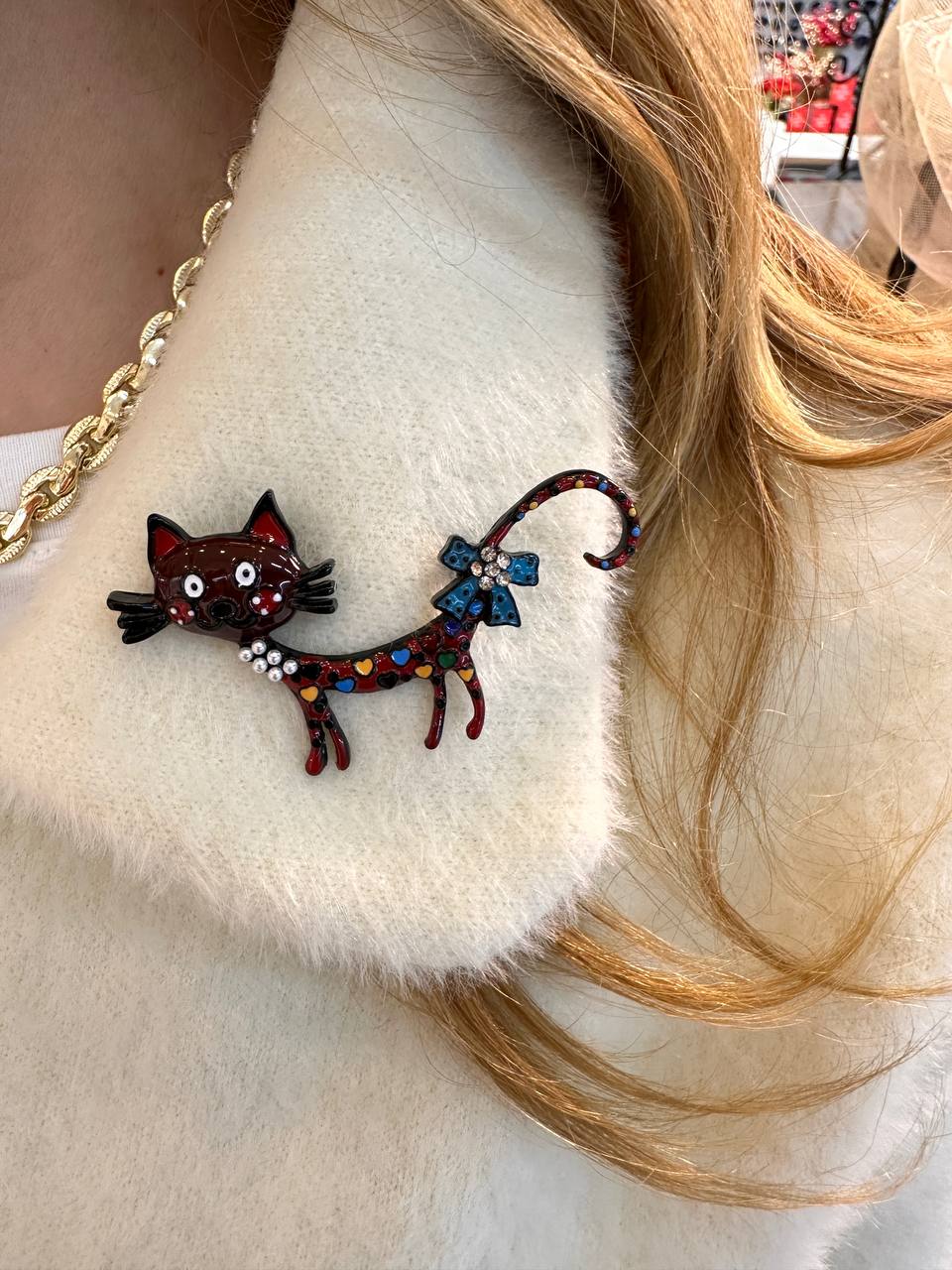 Metal Gümüş Renk Kristal Taşlı İnci Detaylı Kedi Figürlü Broş / Yaka İğnesi Genişlik 7 cm. Boy 4 cm.