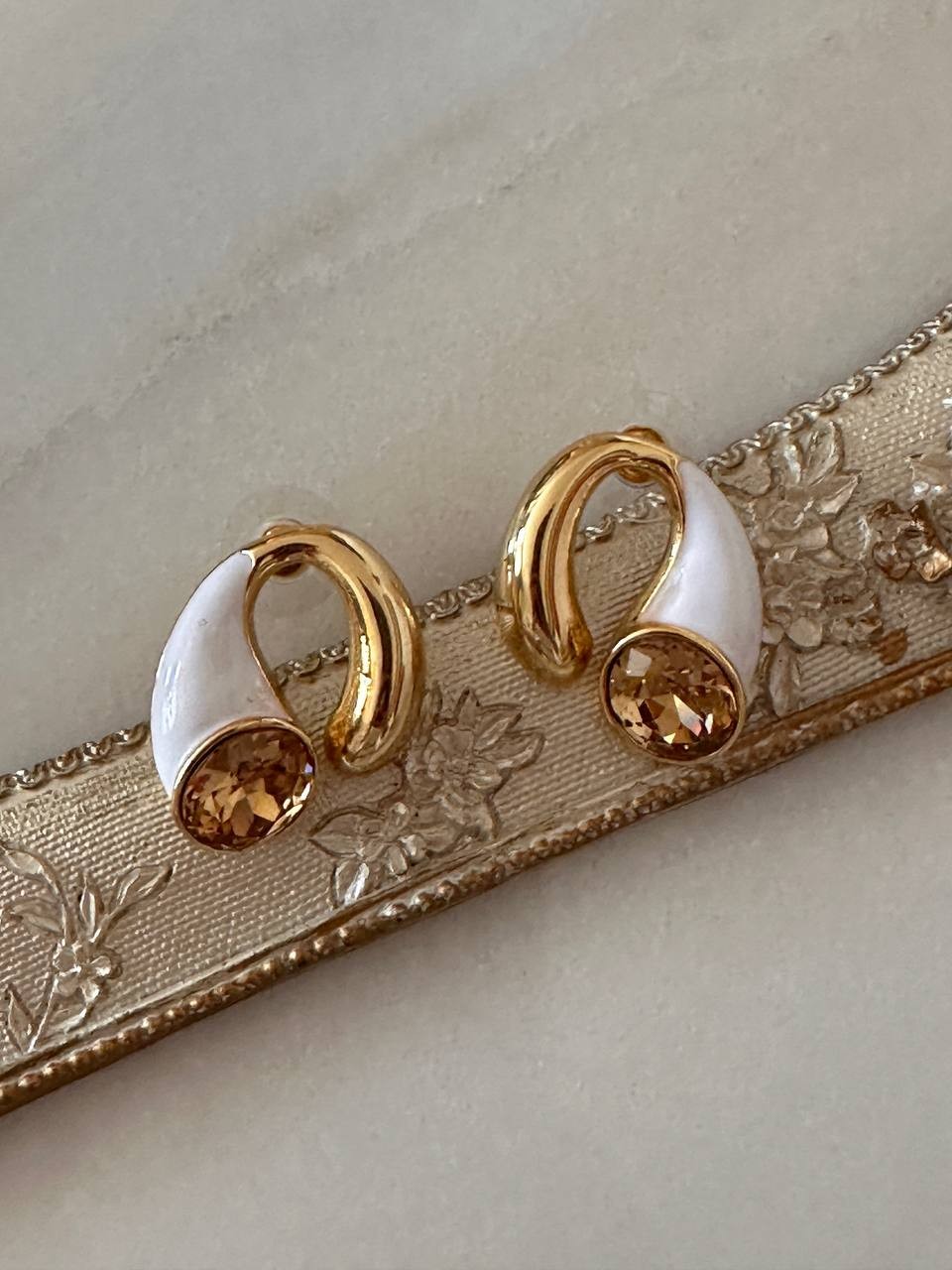 Vip Seri Gold Renk Zirkon Taşlı Beyaz Mineli Rodyum Kaplama Tasarım Küpe En Boy 2,5 cm.